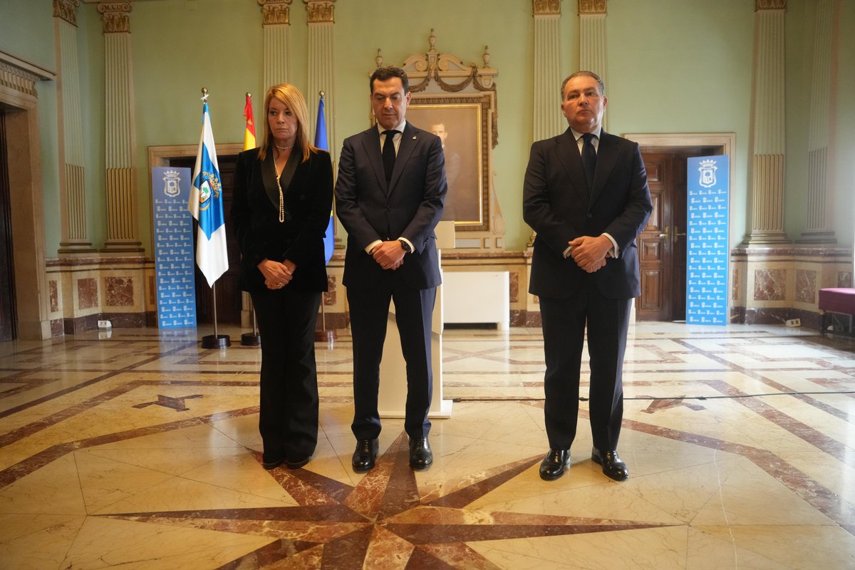 ⚫️ En su memoria y por todas ellas. Guardamos un minuto de silencio en el Ayuntamiento Huelva por todas las víctimas del accidente ferroviario de Adamuz. Compartir su dolor y el de las familias es nuestro mayor homenaje. #Andalucía llora su pérdida con el corazón roto.