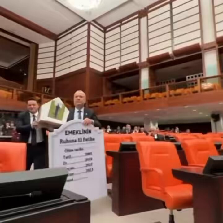 Tabut neden TT oldu? Meclis'te CHP'li Veli Ağbaba, kürsüye kartondan yapılmış tabut ve "Emeklinin Ruhuna Fatiha" yazılı karton mezar taşıyla çıktı. Bazı milletvekilleri kürsüye yürüdü, yumruklu kavga yaşandı. En düşük emekli aylığı 20 bin lira oldu.