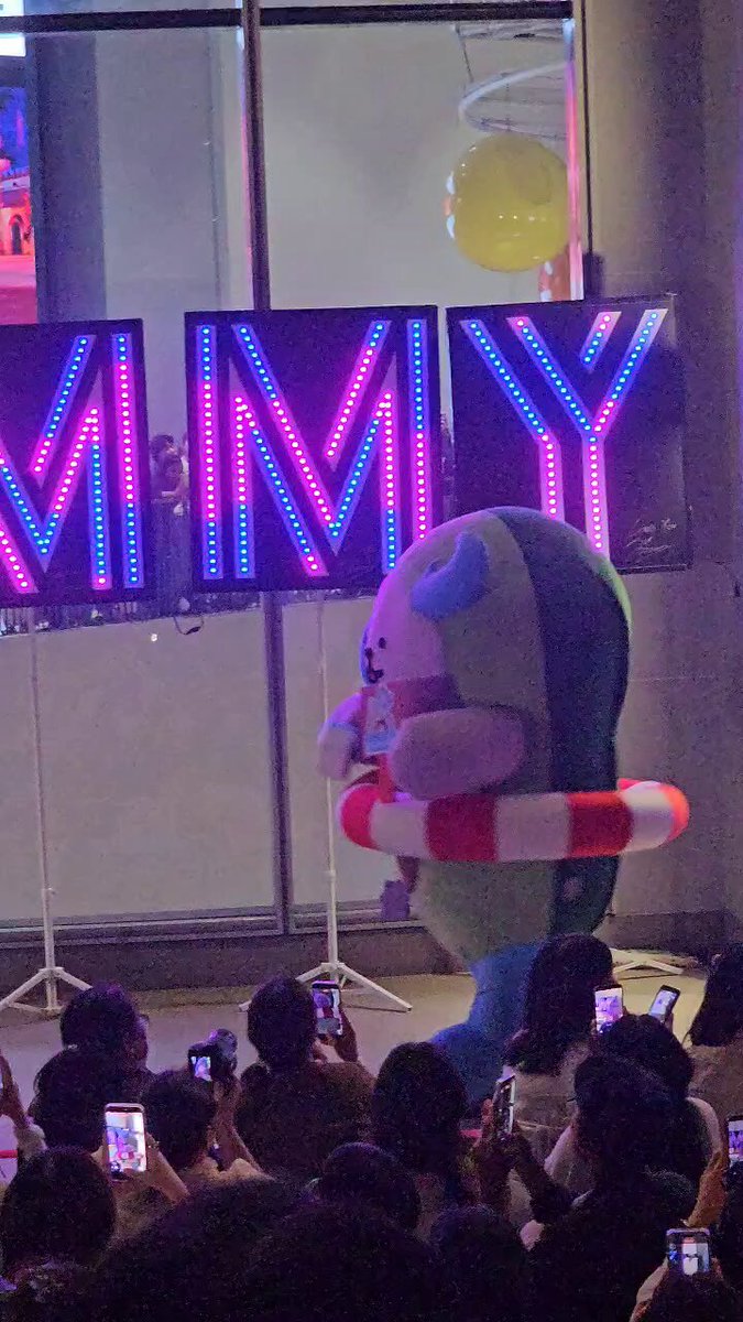 noooo this is so adorable look at how cean waddled over to show jimmy his fanboard 😭😭 JS AVOCEAN FAM SIGN #สนามอ่านเล่น2026xJimmySea