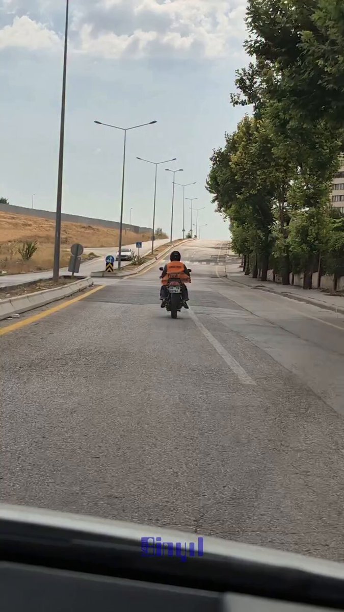 Bomboş yolda neden çizgiden gidersin