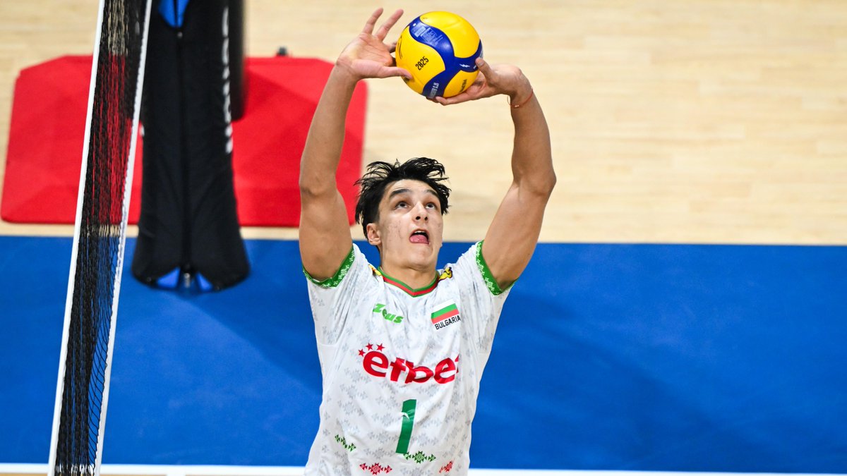 WONDER KID ALERT ⭐ Moni Nikolov 🇧🇬 is no longer just a promise, he’s a reality. Bulgaria’s superstar setter is making waves in the Russian League with Lokomotiv Novosibirsk, combining creativity, fearlessness and impact beyond his age. He’s even scored up to 14 points per match, an astonishing number for a setter. 💥 We can’t wait to see him shining at the #VNL. ✨ 📍 Host cities and the schedule for #VNL2026 will be announced soon. 🏐 #Volleyball #BePartOfTheGame