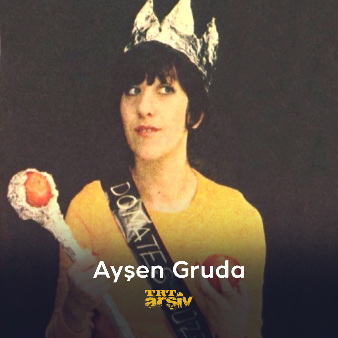 Yeşilçam’ın domates güzeli, sinemamızın unutulmaz ismi #AyşenGruda 7 yıl önce aramızdan ayrıldı. Pek çok karaktere başarıyla hayat veren usta oyuncuyu siz hangi rolleriyle hatırlıyorsunuz? 🍅