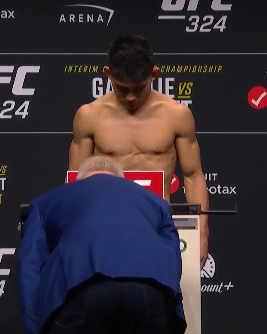 CO-MAIN EVENT 🔒 Song Yadong valide à son tour la pesée ! (61,7 kg) ⚖️✅ #UFC324