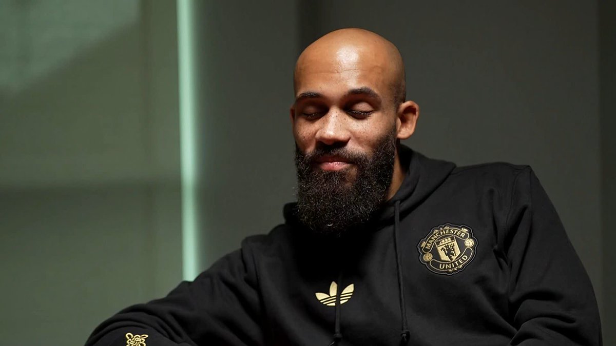 "No, no, no, I'm too shy for this!" 🫣 Bryan Mbeumo hasn't played piano for his Manchester United teammates yet 😅🎹