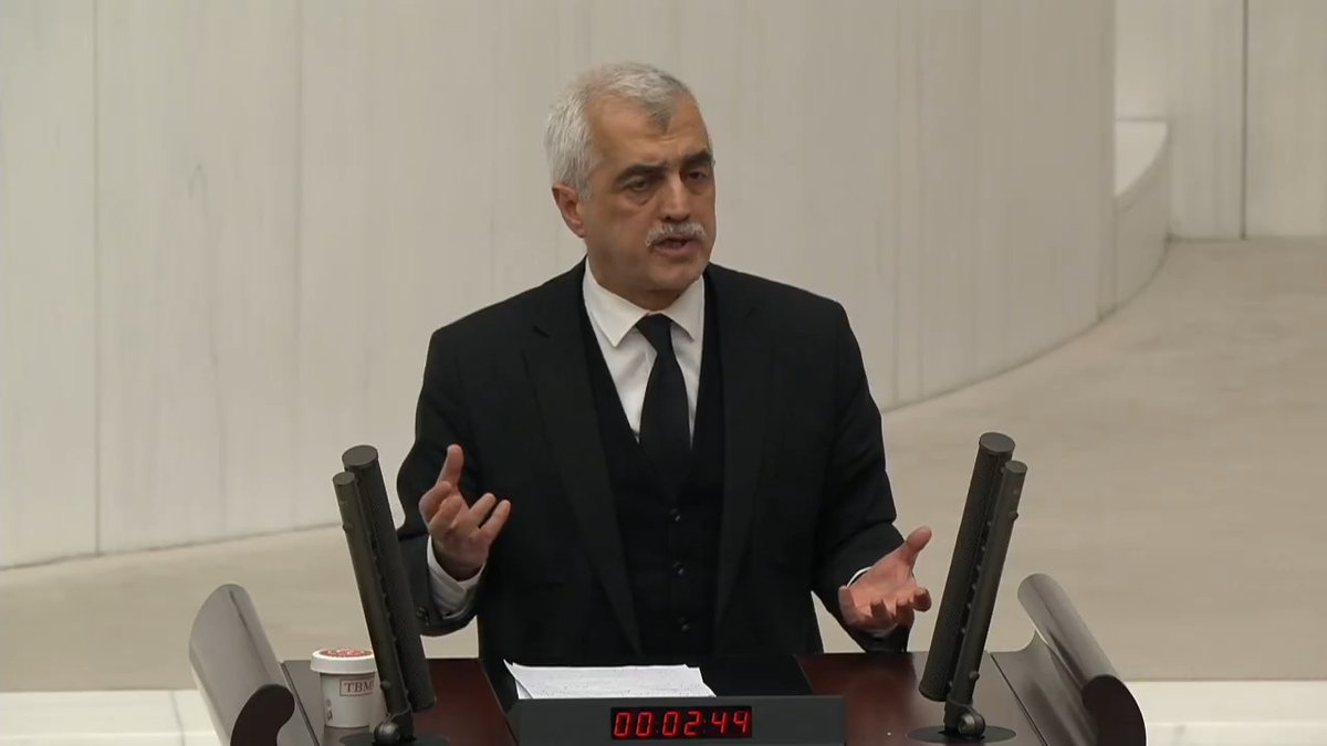 Bak oradan, AK PARTİ sıralarından birisi diyor ki: "Adam olamıyorlar." İşte, siz busunuz. İşte, siz böyle olduğunuz için Kürtlere bunları reva görüyorsunuz. Siz zaten Kürtlere böyle bakıyorsunuz. "Adam olamadınız." diyorsunuz değil mi? İşte, bilinçaltınız bu.
