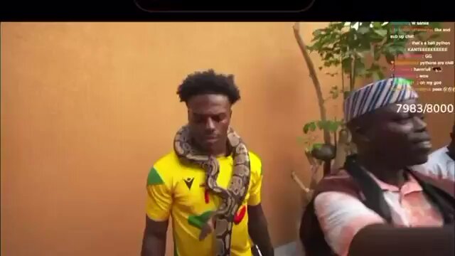 IShowSpeed a visité le temple des serpents au Bénin 🇧🇯 et a vécu un moment aussi surprenant qu’inoubliable après avoir été mis en contact avec un python 😂🐍.