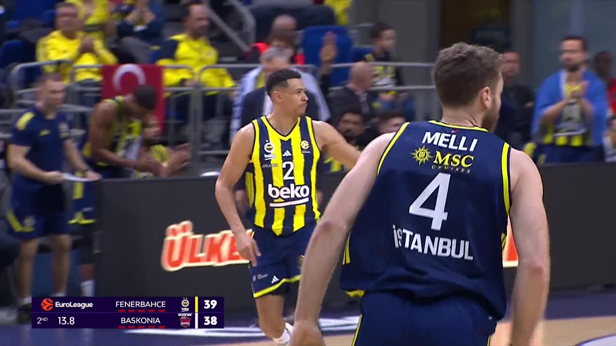 Nicolo Melli ilk yarının skorunu belirleyen basketi atıyor 🔥