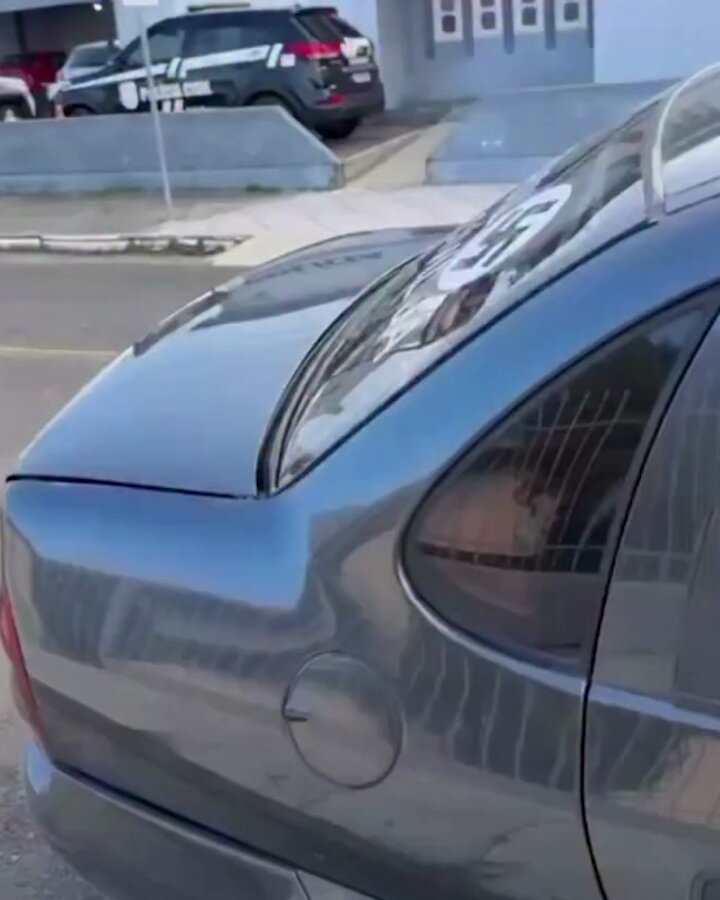 POR ISSO A LUTA ANTIFASCISTA É IMPORTANTE! Em Araranguá (SC), um condutor foi detido após admitir que mandou confeccionar adesivos com apologia ao n4.z*smo. No carro, um Chevrolet Classic, ainda estampava a frase “Guerra Civil Já”. Isso é crime, é incitação ao ódio e é fascismo!