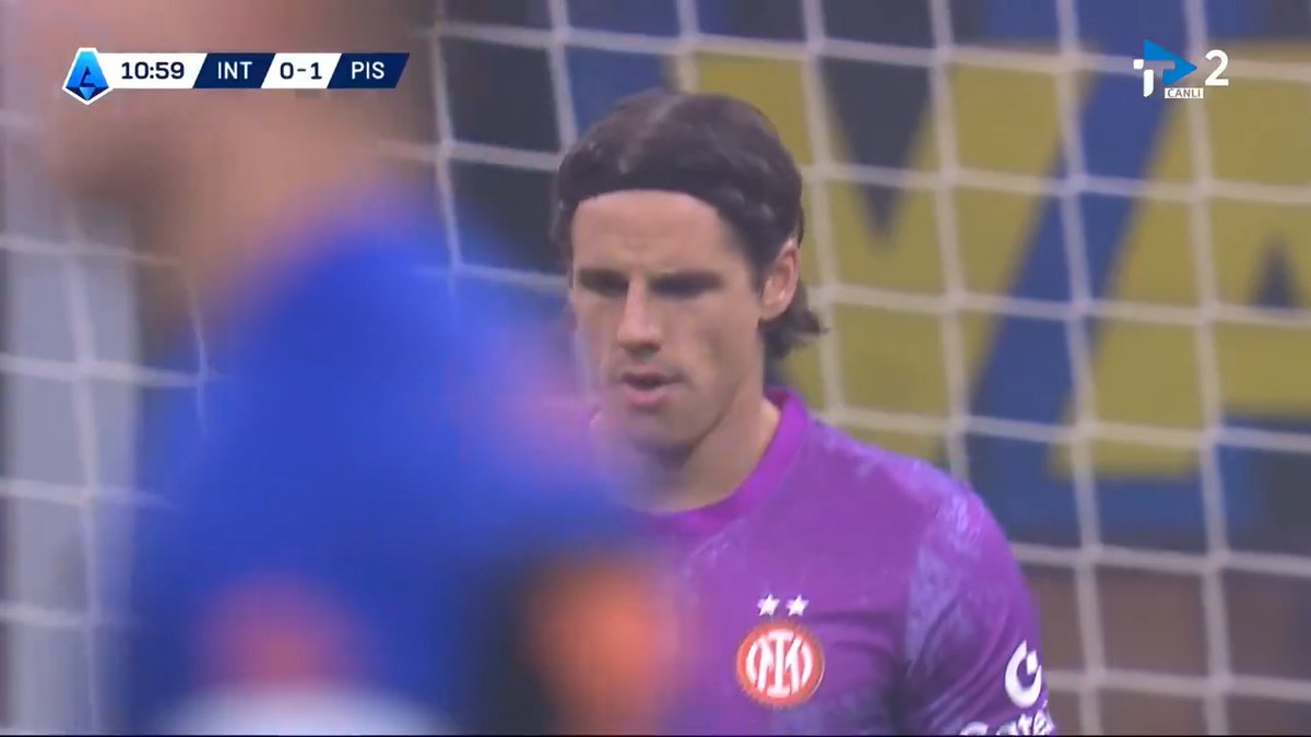 Yaz transfer döneminde gündemimize gelen Yann Sommer, rakibine golü hediye ediyor.
