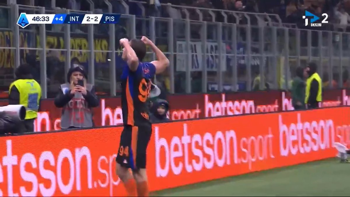 Inter 8 dakikada 3 gol atarak, 2-0 geride başladığı ilk yarıyı önde kapattı. ⚽️ 11' Inter 0-1 Pisa ⚽️ 23' Inter 0-2 Pisa ⚽️ 39' Inter 1-2 Pisa ⚽️ 41' Inter 2-2 Pisa ⚽️ 45+2' Inter 3-2 Pisa