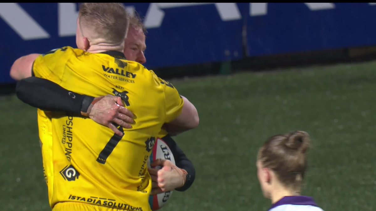 That is superb from Tinus de Beer! 😱 The South African gathers his own kick before setting up David Richards for a fantastic Dragons RFC 🐉 try 🐉
