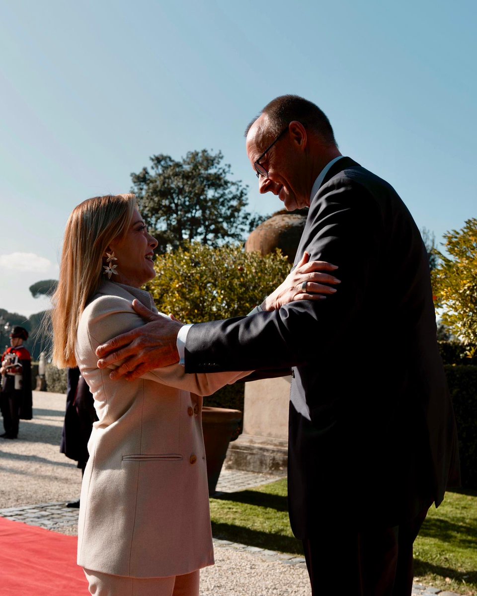 Sono molto contenta di aver ospitato oggi a Roma il Cancelliere Friedrich Merz e i suoi Ministri per il Vertice intergovernativo tra Italia e Germania. Oggi credo di poter dire che Italia e Germania sono più vicine che mai e io penso che questo rappresenti una buona notizia, non solo per i nostri popoli ma anche per l’Europa nel suo complesso. Perché, se due Nazioni importanti, amiche, alleate, solide, sia dal punto di vista economico che industriale, si muovono nella stessa direzione, portando ciascuna il proprio valore aggiunto, allora ci sono le condizioni per ottenere ottimi e importanti risultati per le nostre imprese, per i nostri lavoratori, per i nostri cittadini e le loro famiglie.
