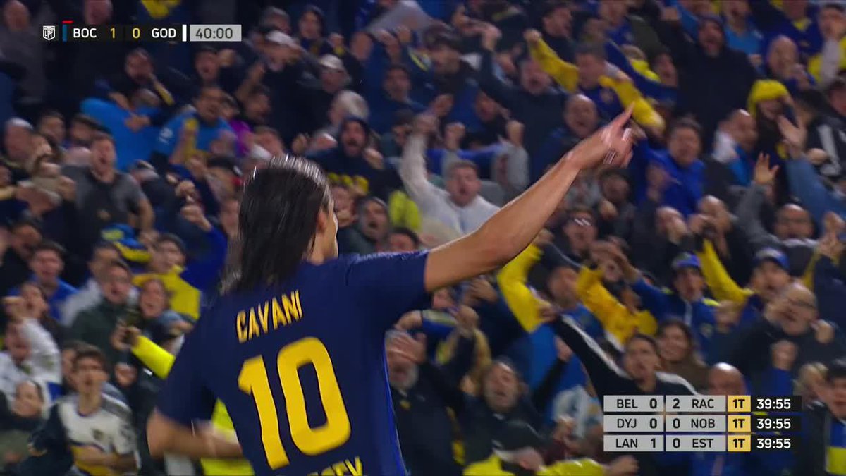 SX Este gol Sangre por favor, ahora intenta definir de primera así y no solo que le erra a la pelota sino que directamente se le desprende la pierna del torso
