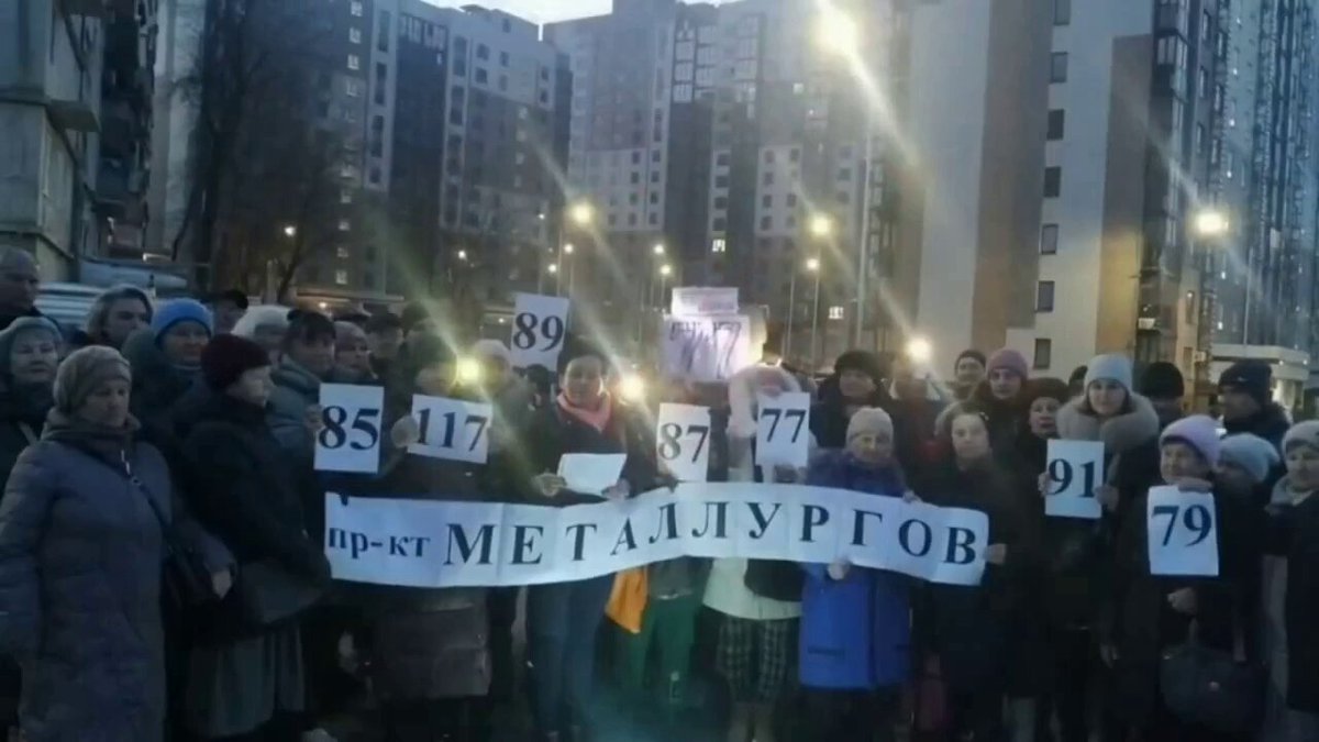 Мариуполь оккупирован 4 года. Бездомные (!) просят Путина о помощи. По ТВ — дешевые новые коробки. Фон (разрушенные дома) не показывают. Пр. Металлургов! Нет в Мариуполе больше металлургов. Азовсталь разбомбили, комбинат Ильича распилили на металлолом.