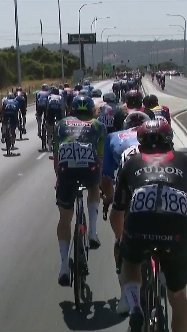 ❤️🩹 We already have some drama in this stage. 2nd in GC, 🇪🇨 Jhonatan Narvaez was involved in a crash, and the Ecuadorian is undergoing a concussion protocol. 📺 Stream the race now on 7plus: SA Infrastructure & Transport | @santosltd #TourDownUnder | #couchpeloton