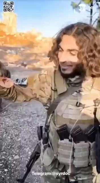 Vooral blijven steunen hoor‼️ Dit is het nieuwe Syrië!!!! Waar is het geweten? Een IS-terrorist, een van de huurlingen en bendeleden van de criminele terrorist Abu Muhammad al-Julani, draagt ​​het nieuwe uniform van het Syrische leger en schept op over het afsnijden van het oor van een Koerdische strijder. Dit is een oorlogsmisdaad en een daad van terroristische wreedheid, en iedereen die dit goedpraat, is medeplichtig.