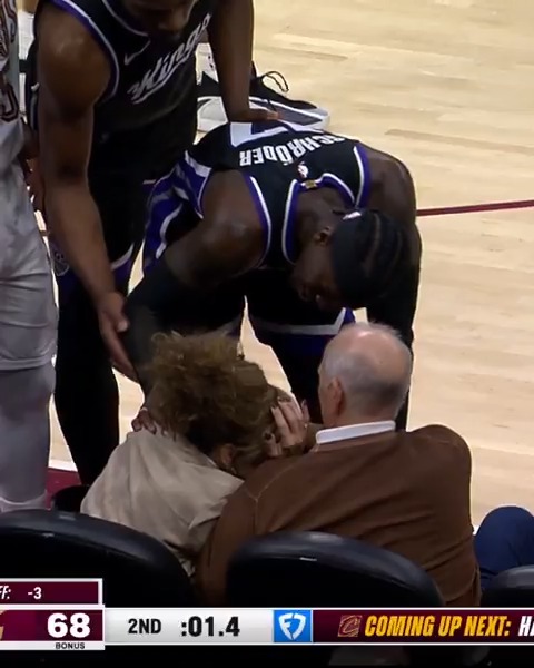 Dennis Schröder elbowed a fan in the head accidentally while chasing the ball out of bounds. Hope she's okay 🙏