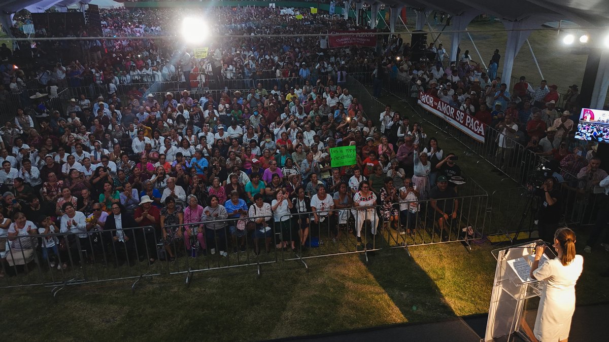 En Ciudad Cardel, Veracruz, avanzamos en la entrega de pensiones para adultos mayores y Pensión Mujeres Bienestar. ¡Gracias, gracias, gracias!