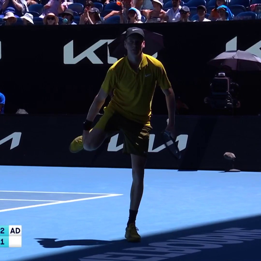 Sinner était au plus mal contre Spizzirri ! Ecrasé par la chaleur, victime de crampes, l'Italien ne pouvait même plus pousser sur ses jambes au service quand il s'est fait breaker en début de 3e set #HomeOfTennis #AO26