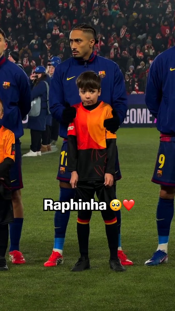 Raphinha preocupándose por el niño que estaba muerto de frío. Gran jugador, mejor persona. Mi capitán. 🫡