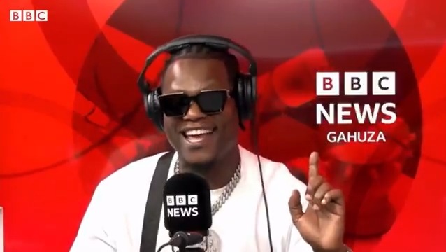 Bruce Melodie ubwo yari muri Kenya kumenyekanisha indirimbo ‘Pom Pom’, yasomye amakuru kuri BBC bisetsa benshi.