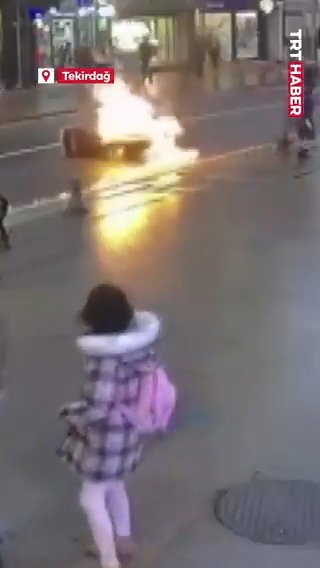 Tekirdağ'da seyir halindeki bir motosiklet alev aldı.