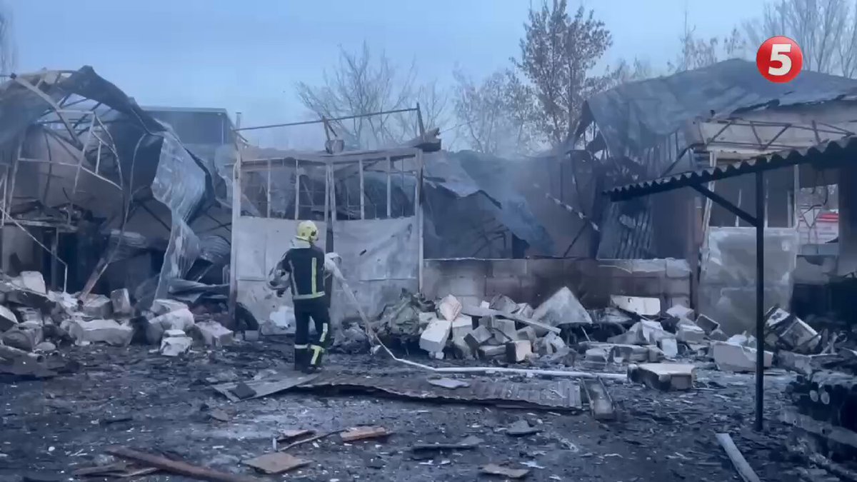 Russia launched over 370 attack drones and 21 missiles at Ukraine overnight The attack began after midnight and lasted until around 5 a.m. As a result of the strikes, nearly 6,000 homes were again left without heating. Several people were reported injured. In Kyiv, a Roshen confectionery factory was damaged. One person was killed and two others were wounded. Source: 5 канал 🇺🇦
