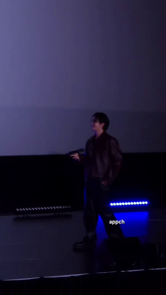 ควงไมค์มาอย่างเท่แต่ถือผิดทาง โอ้ยยยยย วิลเลี่ยมทำดีดี๊555555544444445 WILLIAMEST ECHO IN SG #WilliamEst1stFMinSingapore