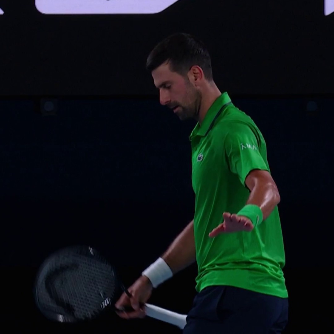 DJOKOVIC PROCHE DE LA DISQUALIFICATION ? 😱 Novak Djokovic 🇷🇸 a envoyé une balle très proche d’une ramasseuse, rappelant des mauvais souvenirs pour le Serbe…