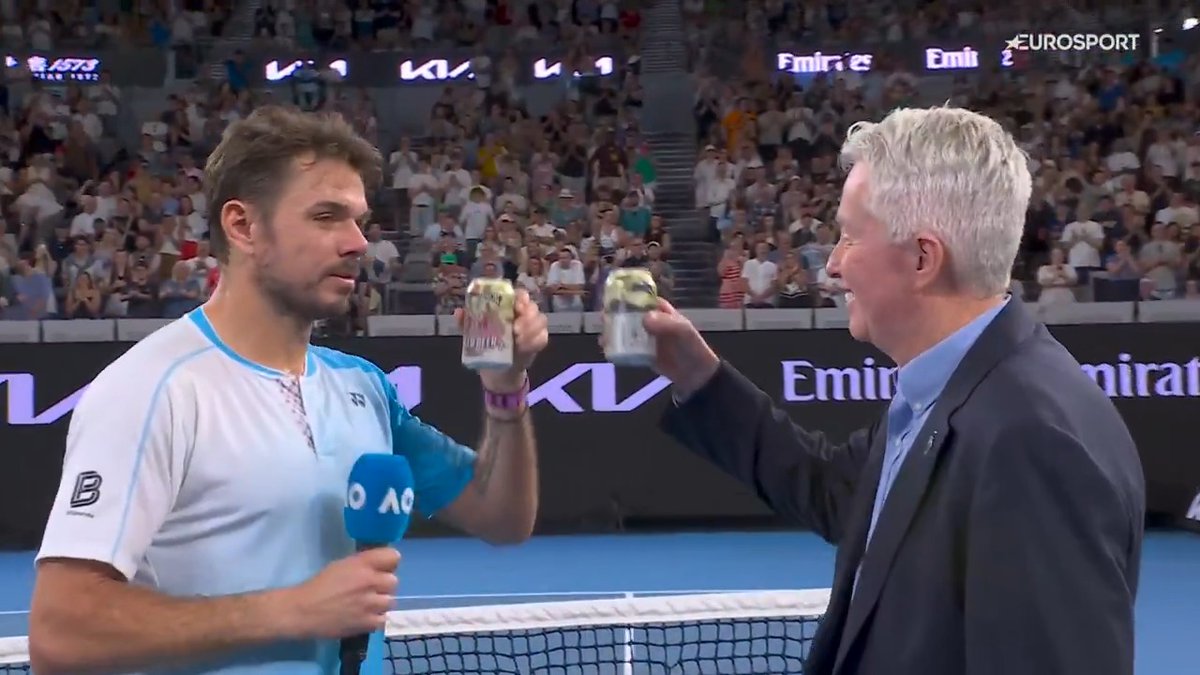 Y se fue. Y como estaba prometido, se abrió una cerveza para celebrar todo el sacrificio. 🍻 Stan Wawrinka o cómo se homenajea a una LEYENDA DEL DEPORTE. 🥹 #AusOpen | #AO2026