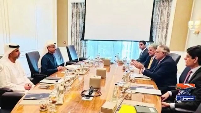 اسحاق ڈار کی دبئی میں ابوظہبی کے فنانس ڈیپارٹمنٹ کے چیئرمین اور اتصالات کے سربراہ سے ملاقات