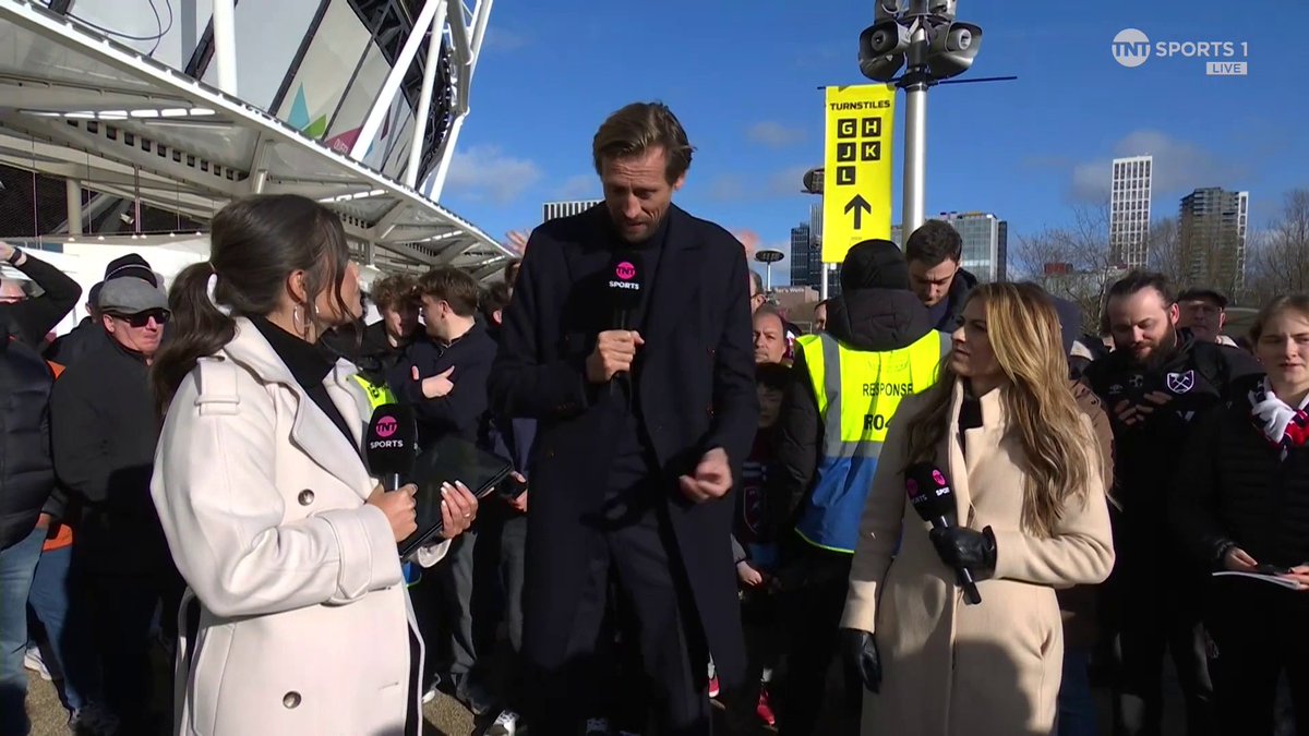 "All of a sudden I had to tell my wife we now live in Stoke" 😅 Peter Crouch talks the glitz and glamour of footballers' transfers... 🎙️ Becky Ives 📺 TNT Sports & discovery+ UK
