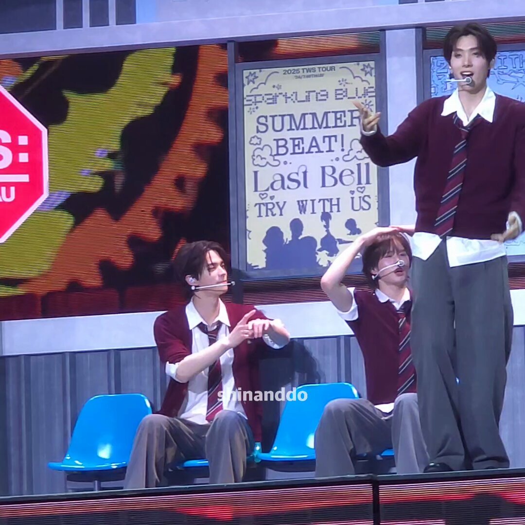 260124 마카오 콘서트 신뉴 이분 마카오에서까지 꽁트하고잇는거봐 ㅋㅋㅋㅋㅋㅋㅋㅋㅋㅋㅋ 늦엇다고 잡도리하니까 영쟤 삐쳐서 맏막즈가 달래줌 아 ㅜㅜ