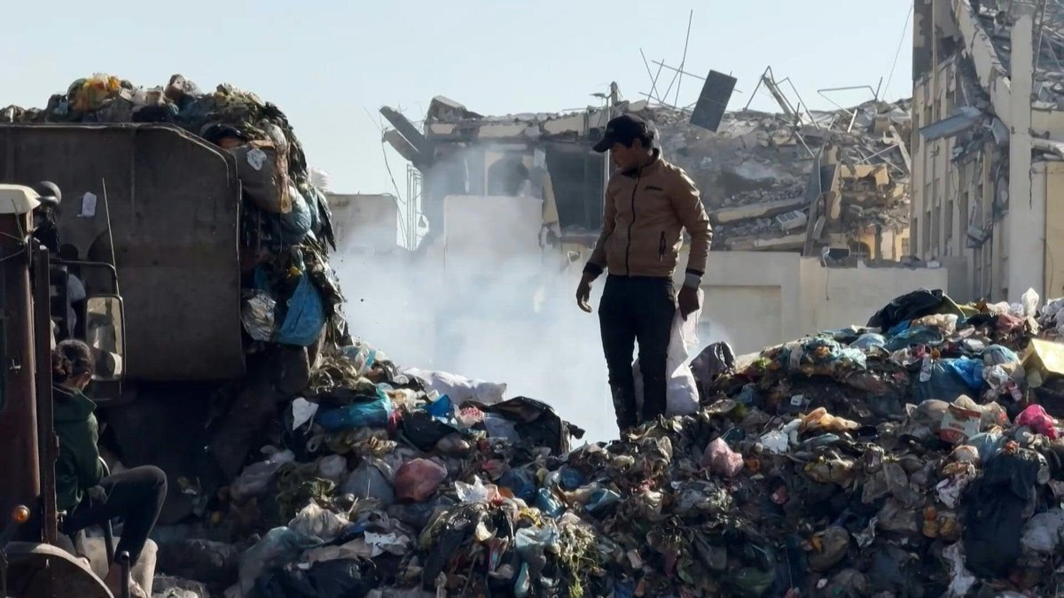 🇵🇸 Waste piles up in central Gaza City Trucks unload waste in a landfill in the centre of Gaza City, where tons of rubbish are piling up, seeping into a camp for displaced people nearby.