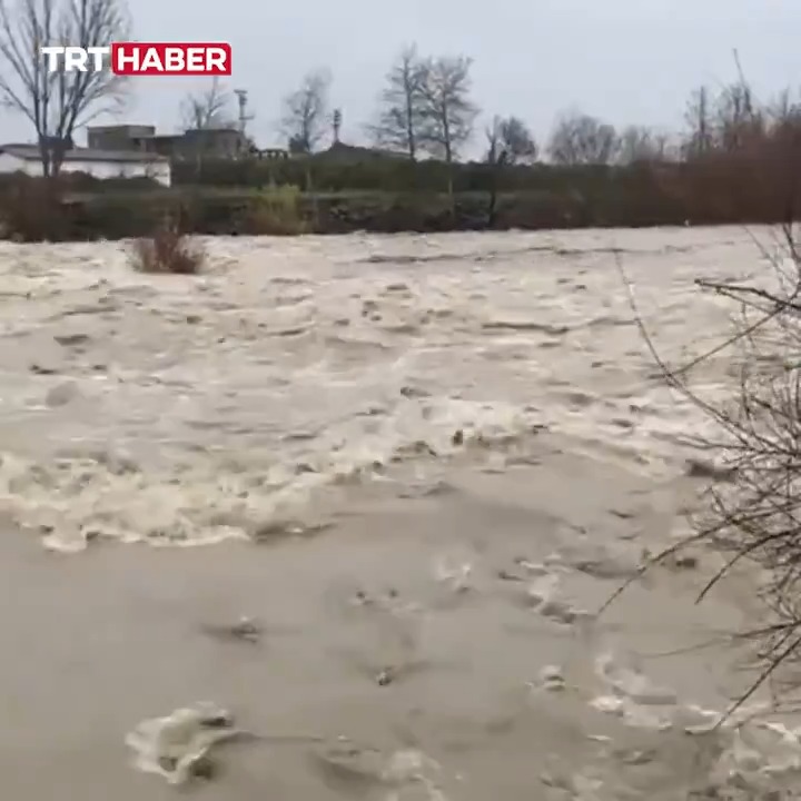 Antalya'da sağanağın ardından sokaklar, evler ve tarım arazileri su altında kaldı.