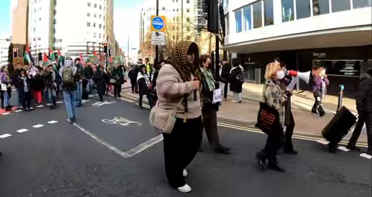 NOW: “Zionism is a crime” the Leeds pro-Pals chant over and over. They call for Israel to be destroyed. Can you imagine ppl being allowed to march chanting to destroy Gaza and erasing Palestinians. It wouldn’t happen. Why is this? 🎥 News Now Yorkshire