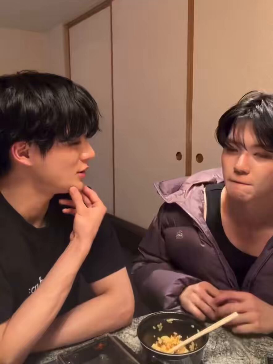 재민이 자기 폰으로 위버스라이브 켜놓고 폰어딨냐고 찾고있어서 옆에서 제노 웃겨죽을라캄ㅋㅋㅋㅋㅋㅋㅋㅋㅋㅋㅋㅋㅋㅋㅋㅋㅋㅋㅋㅋㅋㅋㅋㅋㅋㅋㅋㅋㅋㅋㅋㅋㅋㅋㅋ
