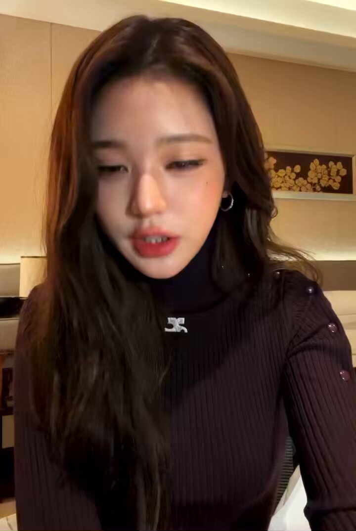 when wonyoung told us that she ordered so many tea and want to pick up it, she naturally showing her body tea