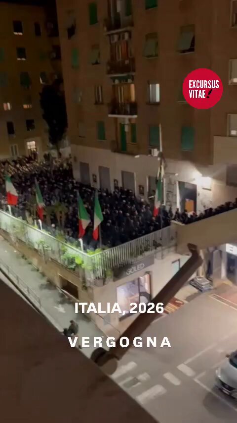 İtalya Roma'da neo-faşist gruplar, bir araya gelerek Roma selamı verdi.