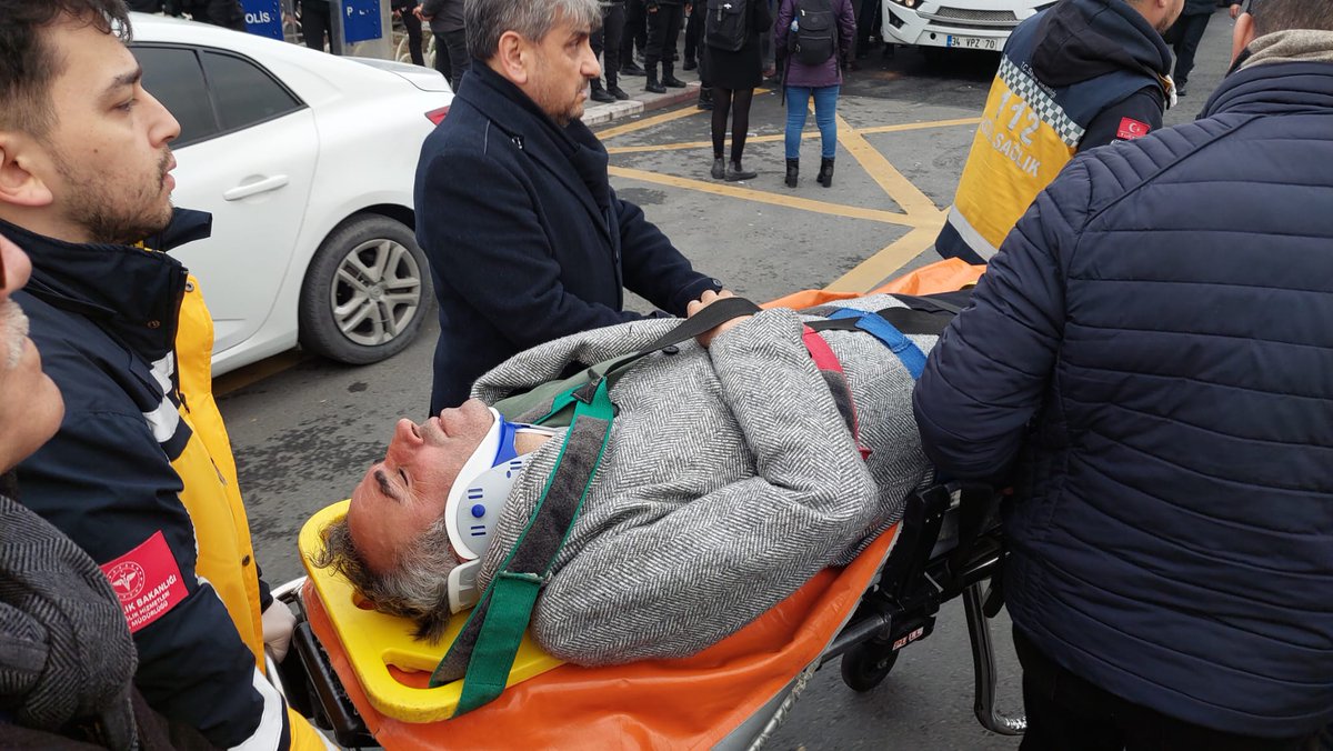 Aksaray'daki polis müdahalesinde yaralanan DEM Parti Milletvekili Celal Fırat ambulansla hastaneye kaldırıldı.