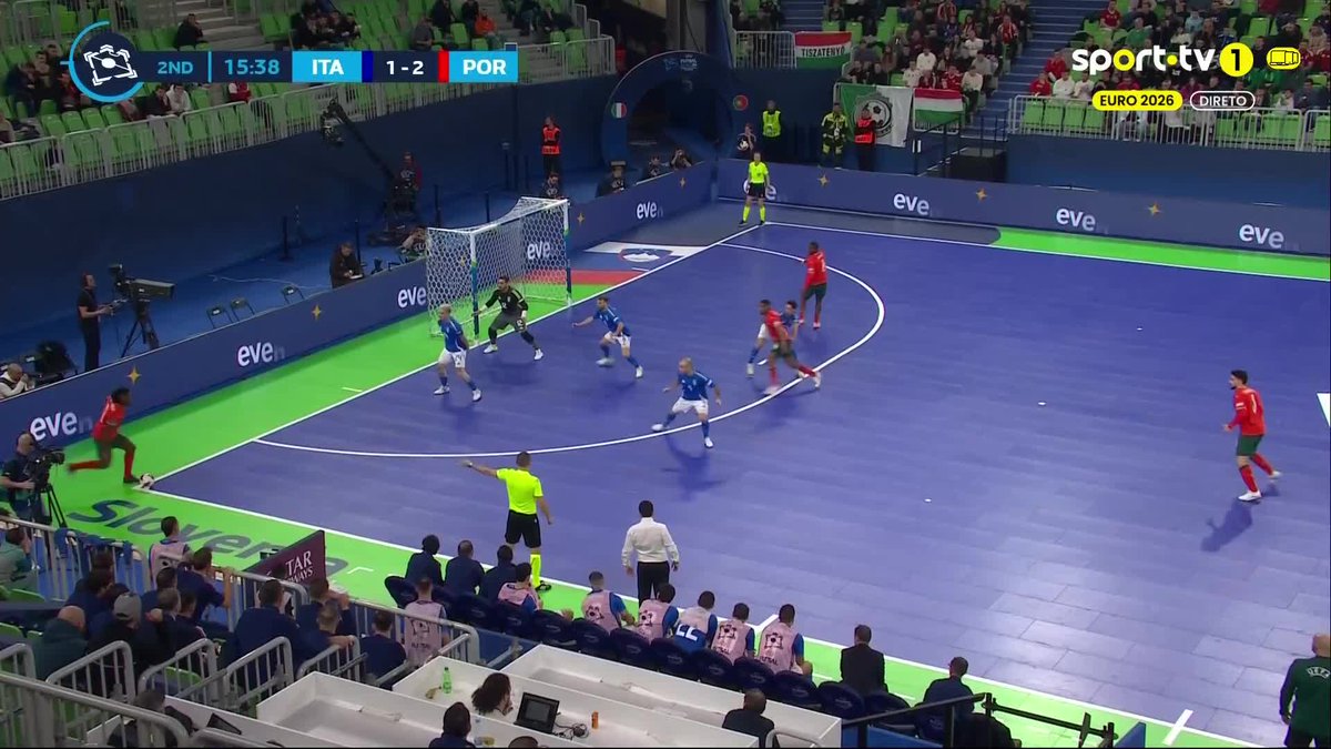 É mesmo um golo de levar as mãos à cabeça 🤤 #sporttvportugal #uefafutsaleuro #portugal #italia