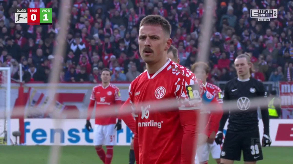 🇵🇱 𝐊𝐀𝐌𝐈𝐋 𝐆𝐑𝐀𝐁𝐀𝐑𝐀 𝐁𝐑𝐎𝐍𝐈 𝐑𝐙𝐔𝐓 𝐊𝐀𝐑𝐍𝐘 🧤 Golkiper Wolfsburga idealnie wyczuł intencje Phillipa Tietza! 🔝 Świetna interwencja! 👏 #BundesTAK 🇩🇪