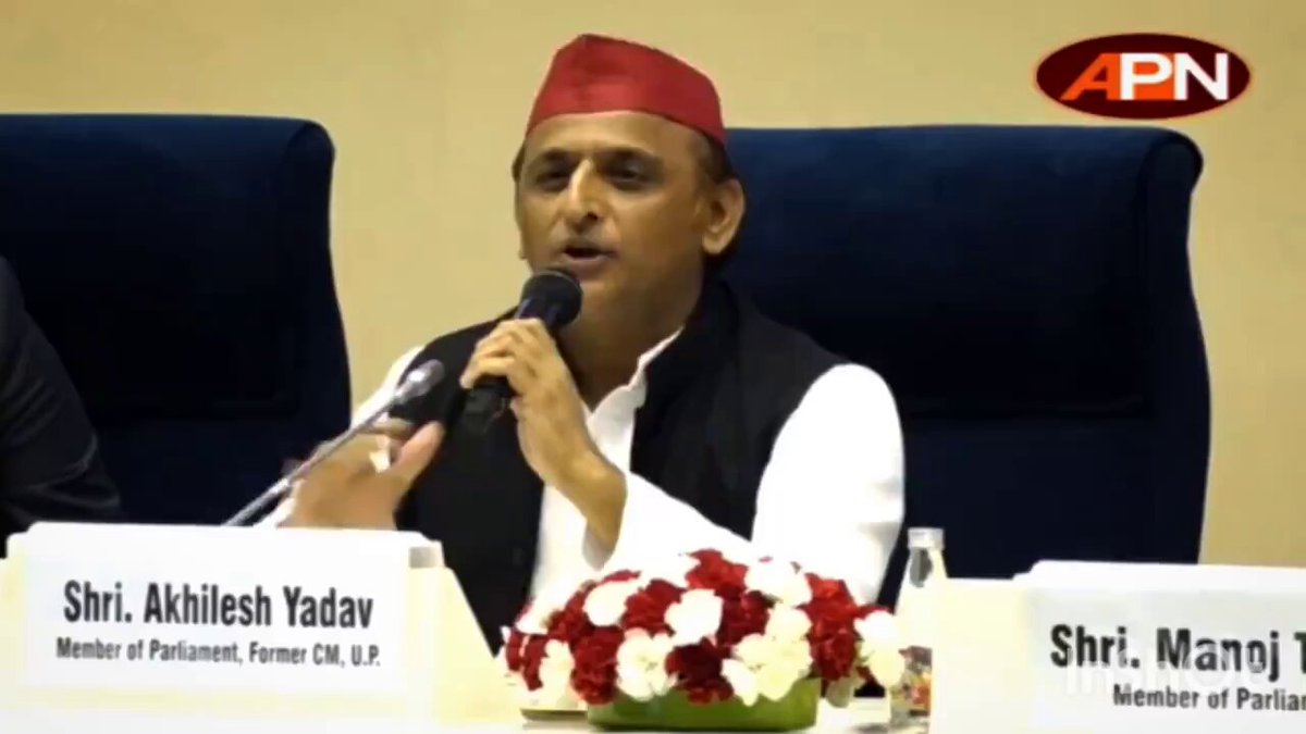 Sanghi journalist :What is your income. Akhilesh Yadav: Go and check my balance sheet in the CBI office. Do not try to spread bullsh!t here. Just hear the loud applause after he destroys the propaganda against him. Even BJP MP Manoj Tiwari face is worth noticing 😭😭