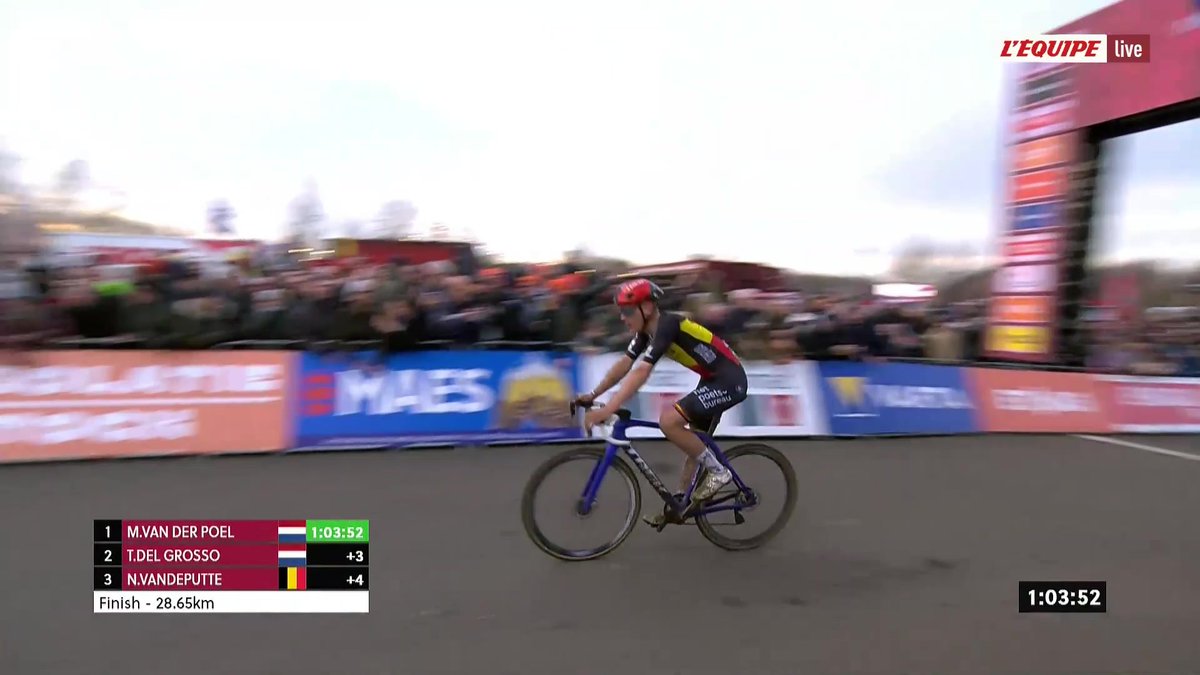 Course très rare pour Mathieu van der Poel, victime de deux crevaisons ! Mais ça n'a pas empêché le Néerlandais de s'imposer à Maasmechelen, pour la 11e manche de la Coupe du monde de la saison. #lequipeVELO #CXWorldCup