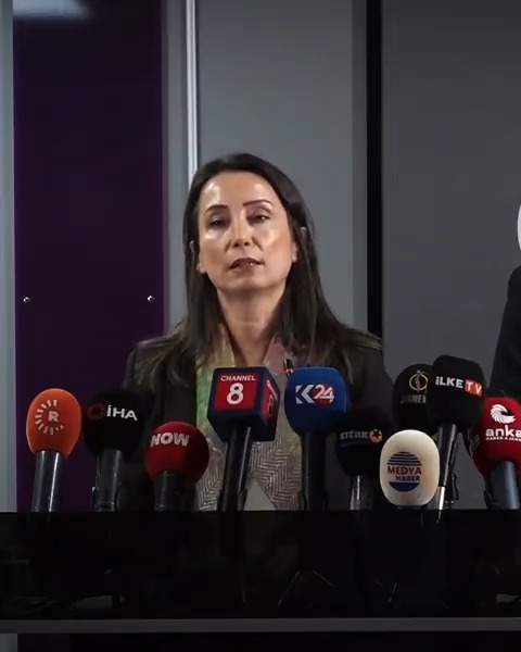 Eş Genel Başkanlarımızdan Rojava açıklaması: -Kobani kuşatma altındadır. -Büyük bir insani kriz yaşanıyor, Kürtlerin varlığı hedef alınıyor. -İnsani koridorlar derhal açılmalıdır, en başta da Türkiye açmalıdır. - Ateşkes son derece olumludur ve herkes buna uymalıdır. - Rojava üzerindeki karanlık, Rojava üzerindeki zulüm bitmelidir. - DEM Parti olarak Rojava halkının yanındayız, olmaya da devam edeceğiz.