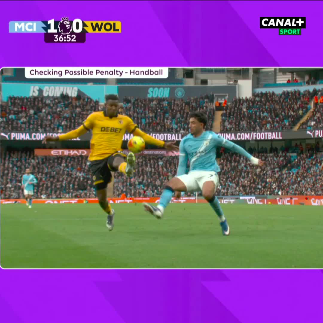 Tahle ruka k penaltě Man City nevedla. ✋ Po kontrole u obrazovky hlavní sudí Farai Hallam potvrdil své původní rozhodnutí – míč zasáhl hráče Wolves do ruky v přirozené poloze. #MCIWOL
