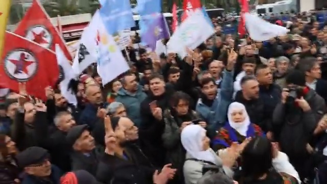 ▶️İstanbul Aksaray'da DEM Parti öncülüğünde #Rojava için düzenlenen gösteride "Bijî Berxwedana Rojava" sloganı atıldı Video: DEM Parti Basın