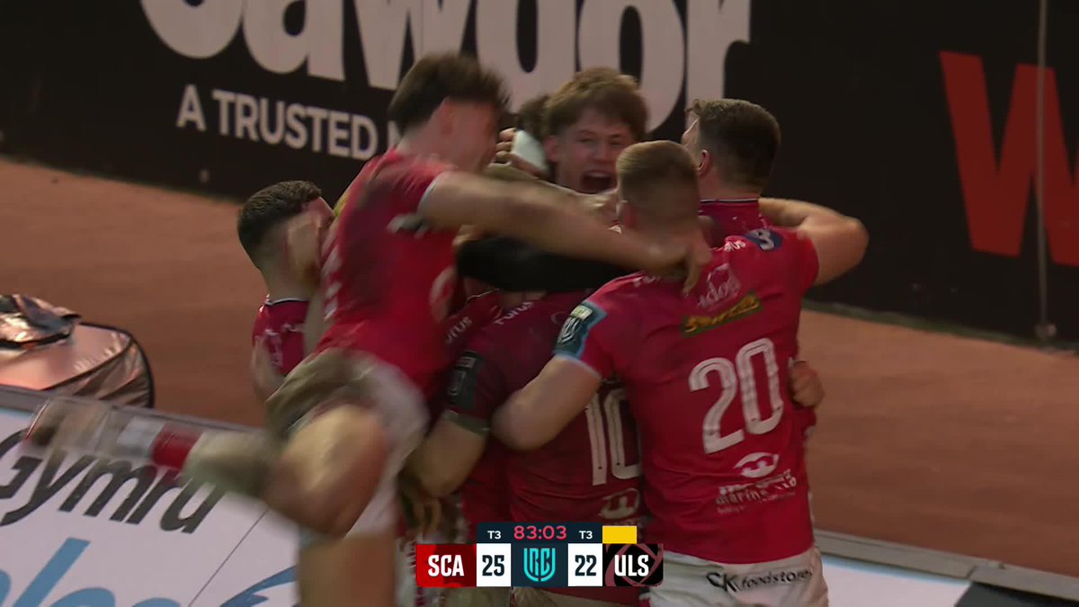 Late scenes in Llanelli! 😱 Ellis Mee snatches it at the death with a match-winning try for Scarlets Rugby 🔴