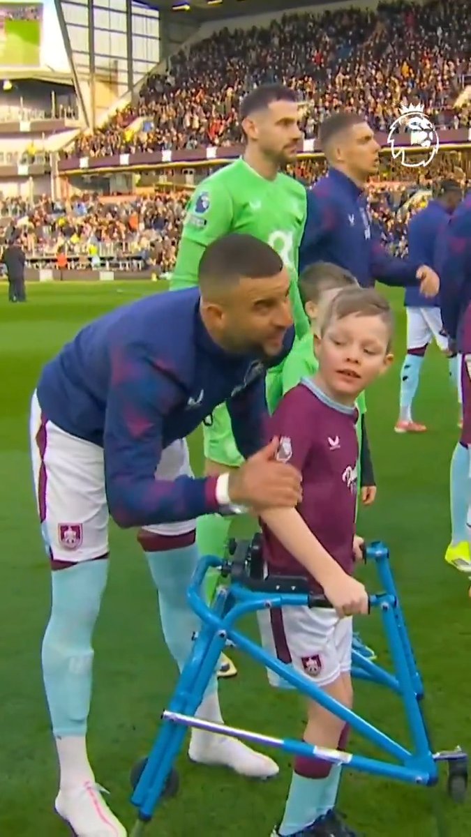 Kyle Walker and his mascot ahead of Burnley FC's match against Spurs ❤️