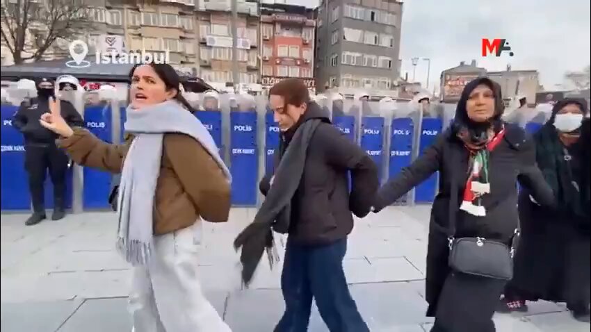 📍PKK terör örgütü sempatizanları, Suriye ordusunun terörle mücadele harekatına karşı İstanbul’da gösteri düzenledi. ▪️Polis ekipleri ile terörist sempatizanları arasında arbede yaşandı.
